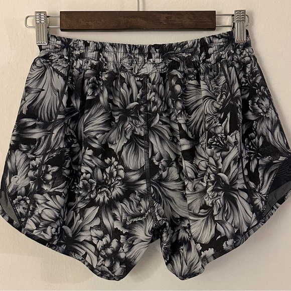 Lululemon Hotty Hot Short II *Long 4" Size 6 - Picture 4 of 8